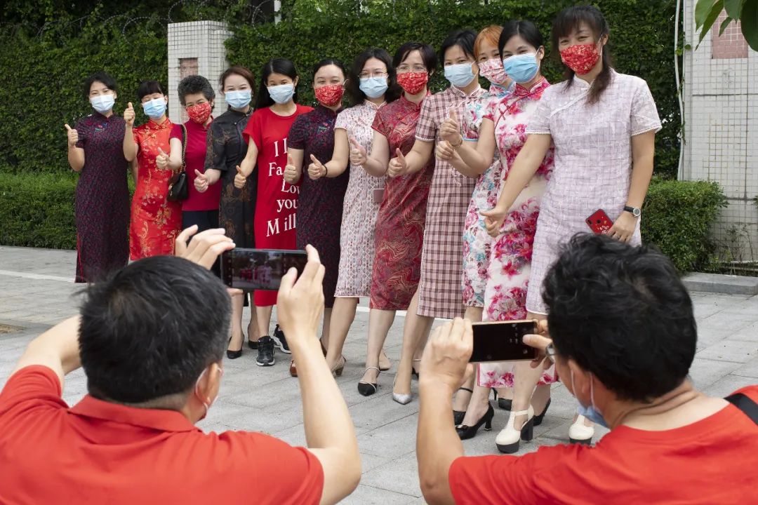 孩子高考妈妈穿旗袍啥颜色好？色彩搭配小技巧