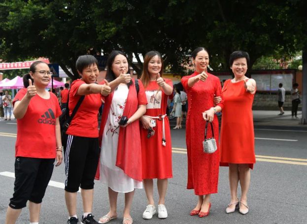 高考家长穿什么颜色的衣服最好？风水大师推荐色彩搭配